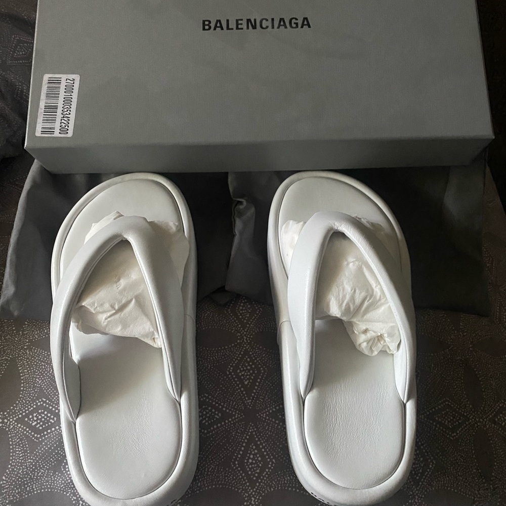 New Authentic Balenciaga Thong size 8